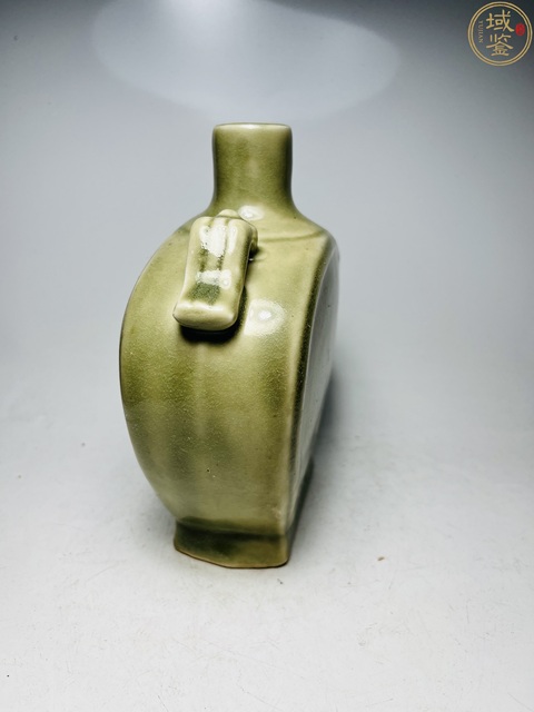 古玩陶瓷豆青釉雙耳抱月瓶拍賣,當(dāng)前價(jià)格0元