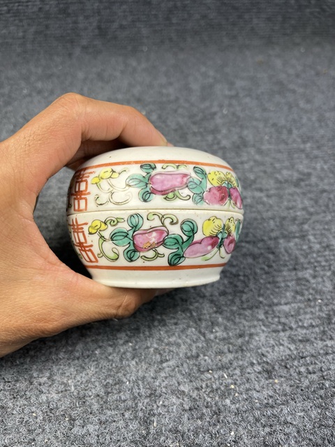 古玩陶瓷粉彩五子折桂蓋盒拍賣,當(dāng)前價(jià)格888元