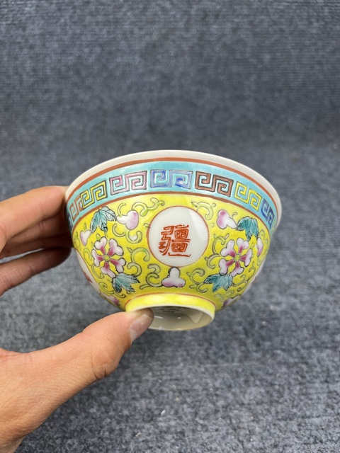 古玩陶瓷黃地粉彩福祿萬代萬壽無疆紋碗拍賣,當前價格888元