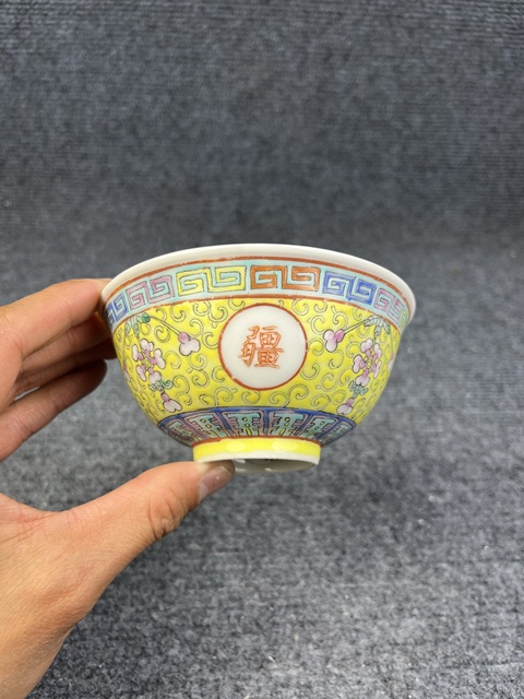 古玩陶瓷黃地粉彩福祿萬代萬壽無疆紋碗拍賣,當前價格999元