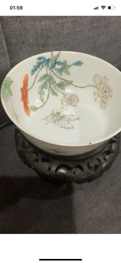 古玩陶瓷經笥堂制款花蝶紋粉彩碗真品鑒賞圖