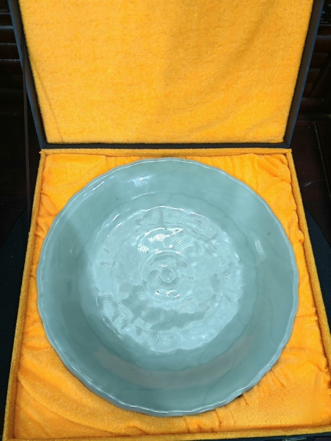 古玩陶瓷乾隆本朝本款冬青釉花口大盤拍賣，當前價格16500元