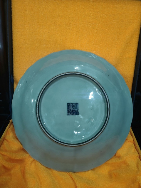 古玩陶瓷乾隆本朝本款冬青釉花口大盤拍賣，當前價格16500元