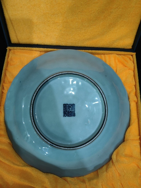 古玩陶瓷乾隆本朝本款冬青釉花口大盤拍賣，當前價格16500元