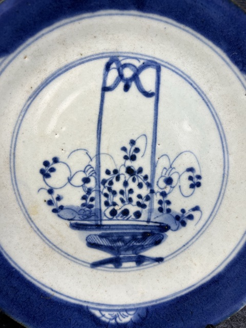 古玩陶瓷康熙·青花提籃花卉紋盤真品鑒賞圖