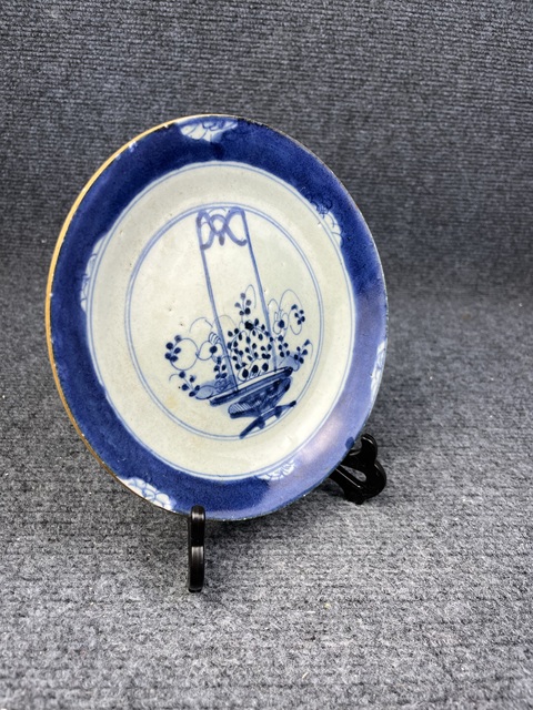 古玩陶瓷康熙·青花提籃花卉紋盤真品鑒賞圖