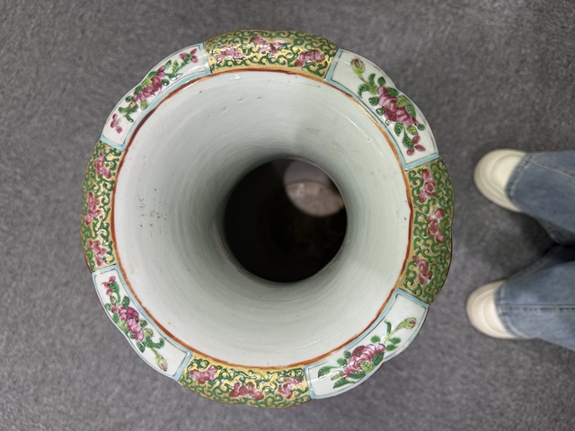 古玩陶瓷人物花鳥蝶紋螭龍獅耳廣彩瓶拍賣，當前價格12800元