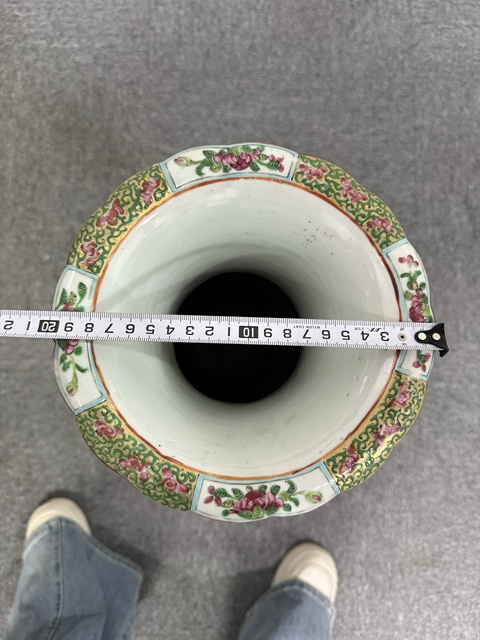 古玩陶瓷人物花鳥蝶紋螭龍獅耳廣彩瓶拍賣，當前價格12800元