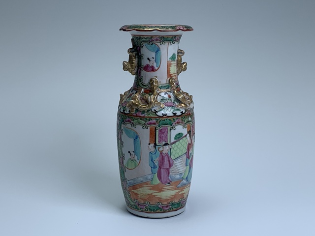 古玩陶瓷清晚期·廣彩花鳥人物紋螭龍雙耳瓶真品鑒賞圖