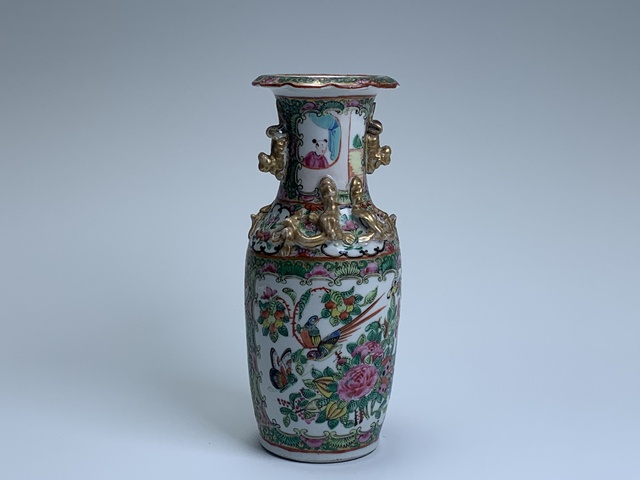 古玩陶瓷清晚期·廣彩花鳥人物紋螭龍雙耳瓶真品鑒賞圖