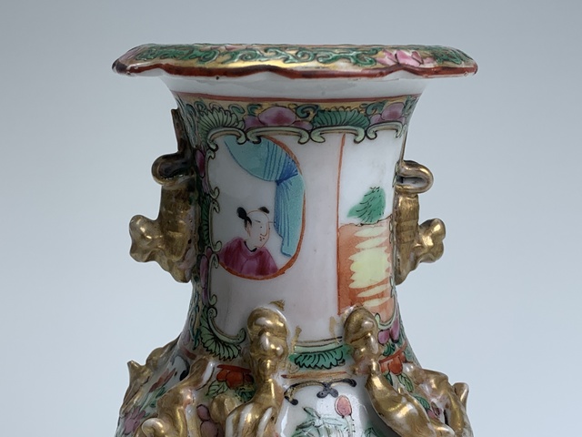 古玩陶瓷清晚期·廣彩花鳥人物紋螭龍雙耳瓶真品鑒賞圖