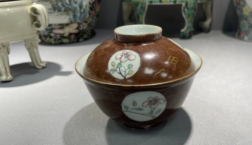 古玩陶瓷珊瑚紅開光粉彩花卉紋蓋碗真品鑒賞圖