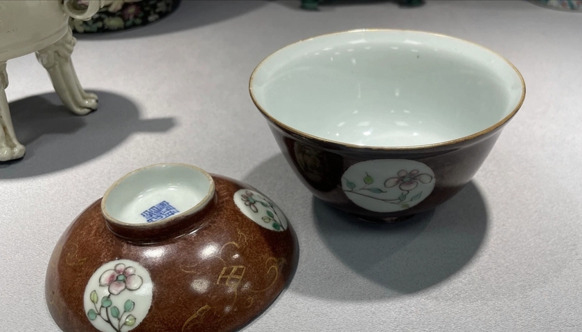 古玩陶瓷珊瑚紅開光粉彩花卉紋蓋碗真品鑒賞圖
