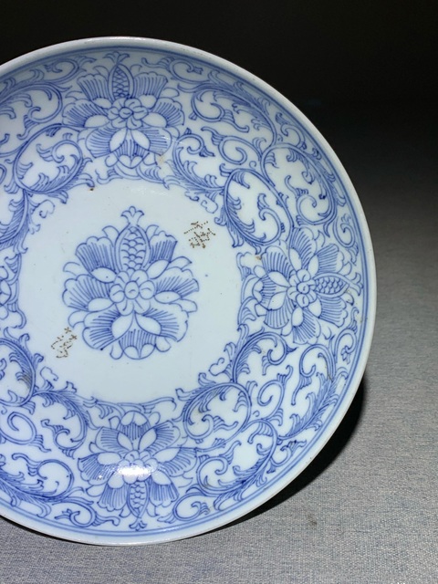 古玩陶瓷大清乾隆年製官窯本朝款細路纏枝蓮青花盤拍賣，當前價格1500元