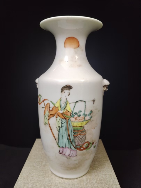 古玩陶瓷（全品）民國粉彩仕女人物蟠桃獻瑞獸耳花瓶尺寸：高23.5cm拍賣，當(dāng)前價格2200元