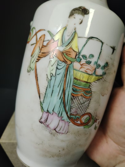 古玩陶瓷（全品）民國粉彩仕女人物蟠桃獻瑞獸耳花瓶尺寸：高23.5cm拍賣，當(dāng)前價格2200元