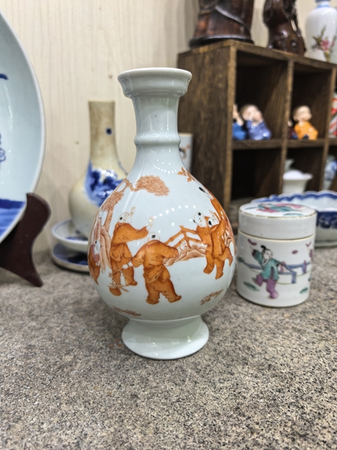 古玩陶瓷礬紅人物故事盤口瓶真品鑒賞圖