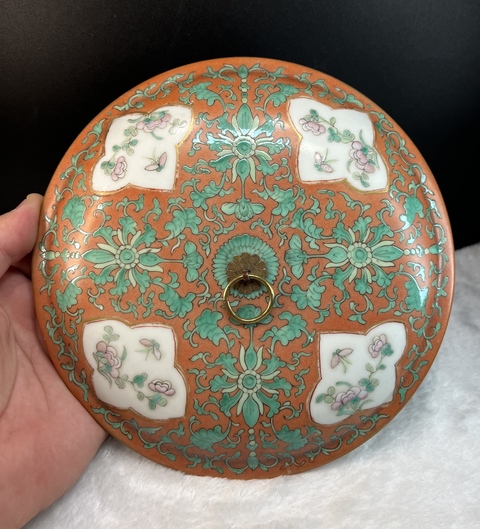 古玩陶瓷晚清珊瑚紅地開窗粉彩花卉紋節盒真品鑒賞圖
