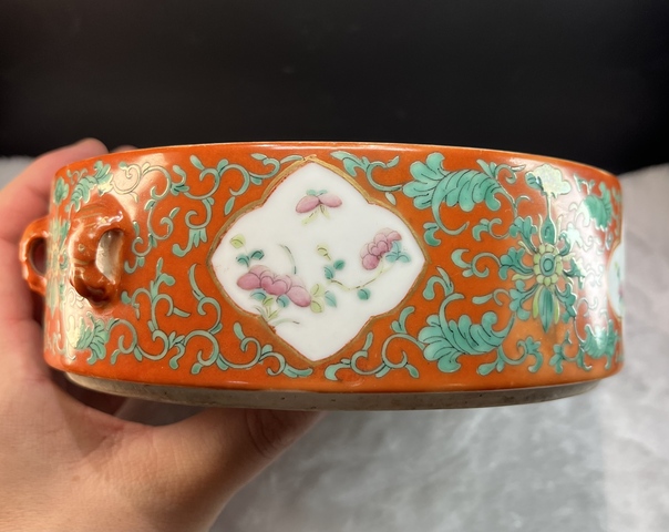 古玩陶瓷晚清珊瑚紅地開窗粉彩花卉紋節盒真品鑒賞圖