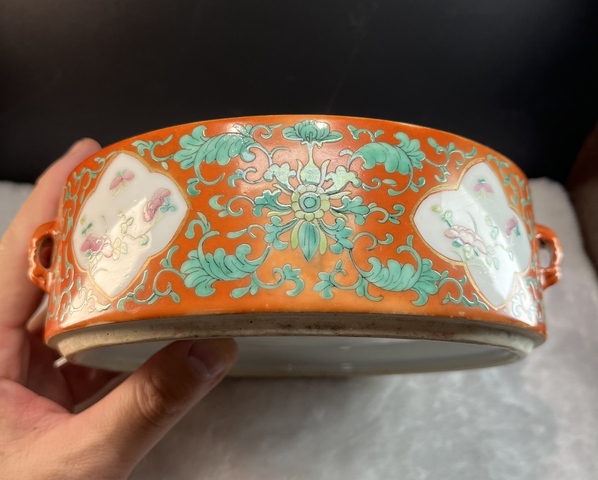 古玩陶瓷晚清珊瑚紅地開窗粉彩花卉紋節盒真品鑒賞圖