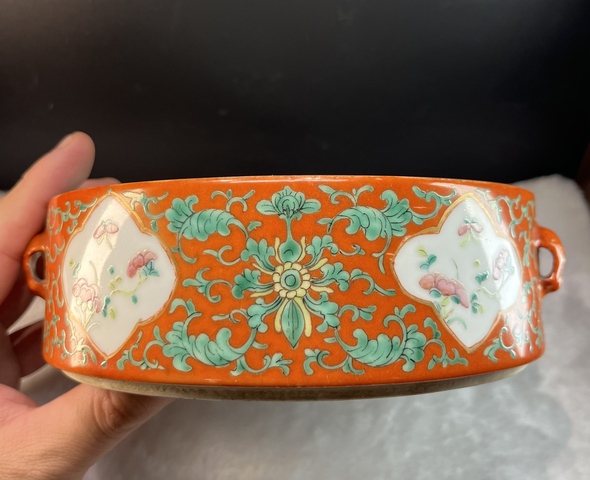 古玩陶瓷晚清珊瑚紅地開窗粉彩花卉紋節盒真品鑒賞圖