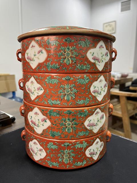 古玩陶瓷晚清珊瑚紅地開窗粉彩花卉紋節盒真品鑒賞圖