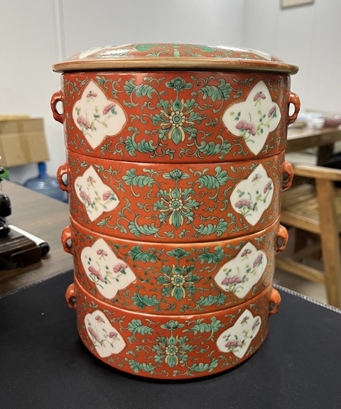 古玩陶瓷晚清珊瑚紅地開窗粉彩花卉紋節盒真品鑒賞圖