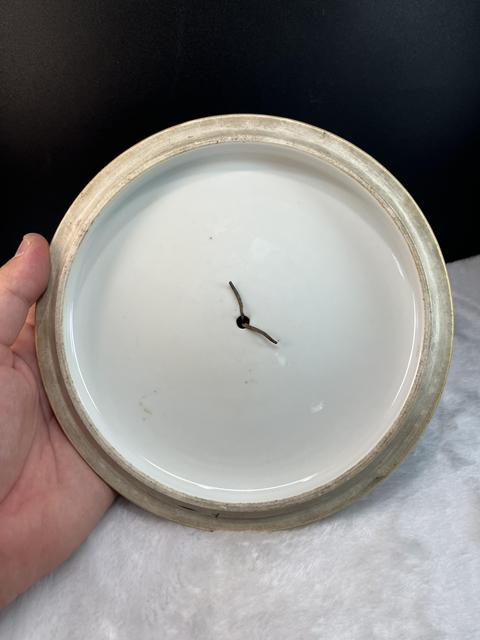 古玩陶瓷晚清珊瑚紅地開窗粉彩花卉紋節盒真品鑒賞圖
