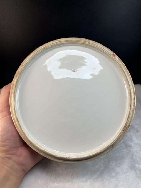 古玩陶瓷晚清珊瑚紅地開窗粉彩花卉紋節盒真品鑒賞圖