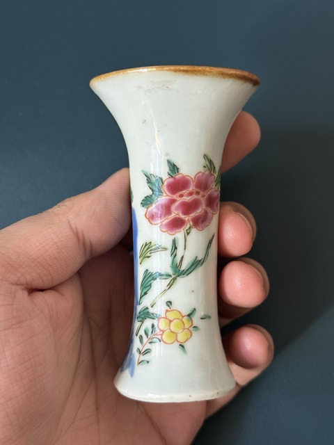 古玩陶瓷清·雍正花卉紋粉彩束腰小花觚拍賣，當(dāng)前價(jià)格1800元