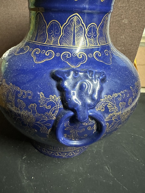 古玩陶瓷大清乾隆年制款藍釉描金雙獸耳尊真品鑒賞圖