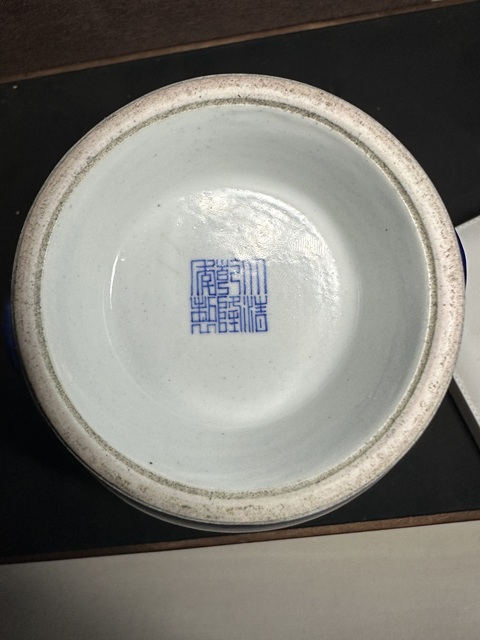 古玩陶瓷大清乾隆年制款藍釉描金雙獸耳尊真品鑒賞圖