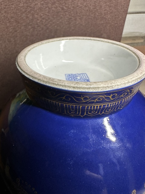 古玩陶瓷大清乾隆年制款藍釉描金雙獸耳尊真品鑒賞圖