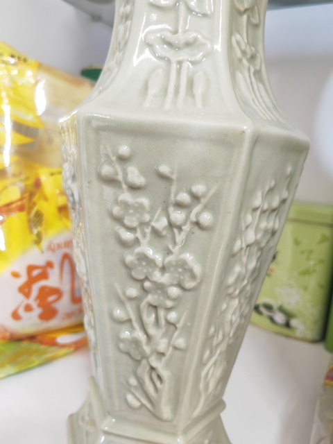 古玩陶瓷印花六方瓶真品鑒賞圖