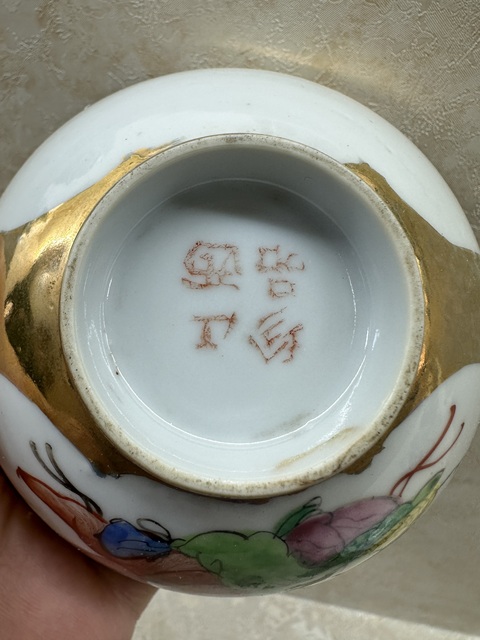 古玩陶瓷民國時期金地粉彩人物(和合二仙)茶圓拍賣,當前價格188元