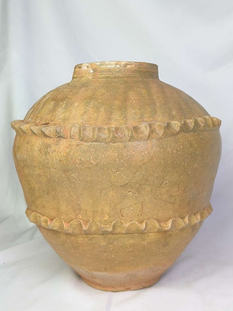 古玩陶瓷（宋代越窯）青釉捏塑水波紋大罐拍賣，當(dāng)前價格3888元