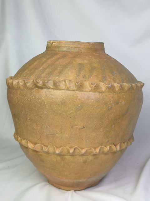 古玩陶瓷（宋代越窯）青釉捏塑水波紋大罐拍賣，當(dāng)前價格3888元