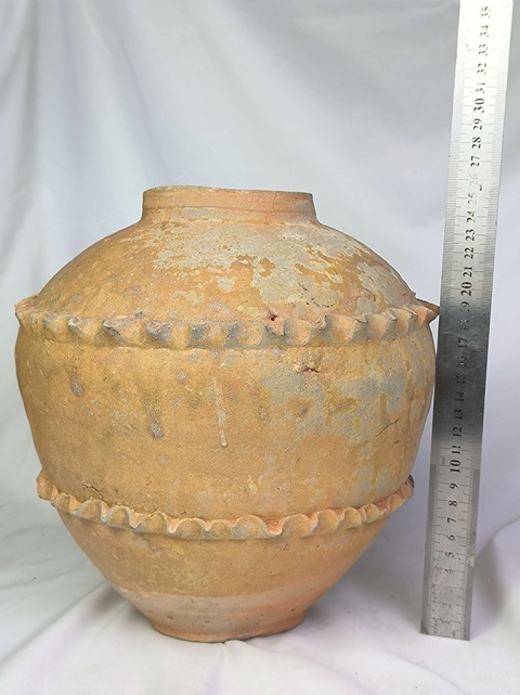 古玩陶瓷（宋代越窯）青釉捏塑水波紋大罐拍賣，當(dāng)前價格3888元