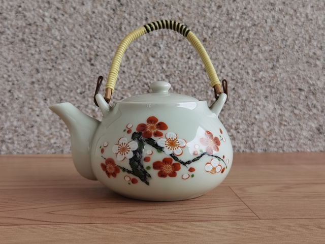古玩陶瓷梅紋提梁壺拍賣,當前價格298元