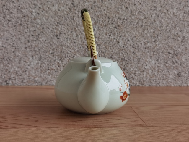 古玩陶瓷梅紋提梁壺拍賣,當前價格298元