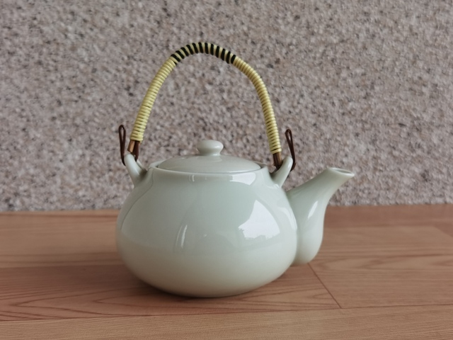 古玩陶瓷梅紋提梁壺拍賣,當前價格298元