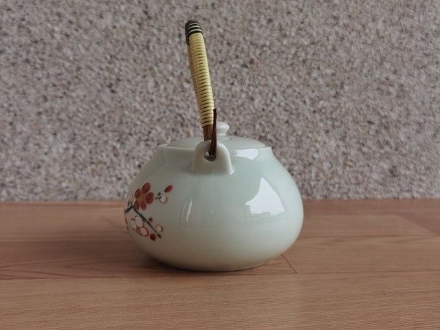古玩陶瓷梅紋提梁壺拍賣,當前價格298元