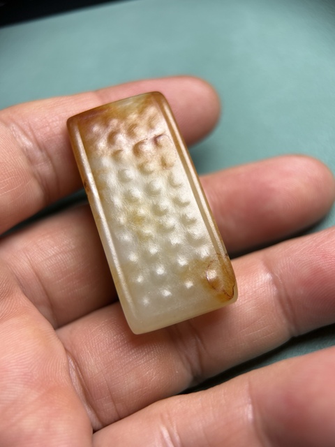 古玩玉器戰(zhàn)國乳釘紋劍璏拍賣,當(dāng)前價(jià)格32800元