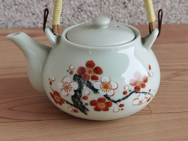 古玩陶瓷梅紋提梁壺拍賣,當前價格298元
