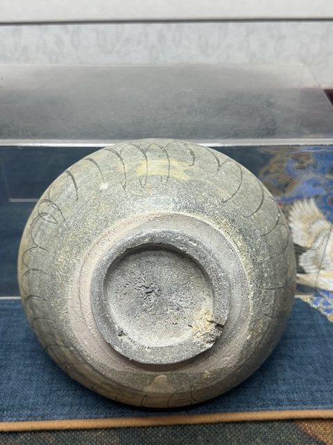 古玩陶瓷宋代暗刻蓮瓣紋龍紋青釉碗拍賣，當前價格369元