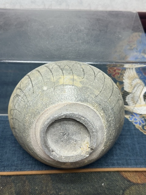 古玩陶瓷宋代暗刻蓮瓣紋龍紋青釉碗拍賣，當前價格369元