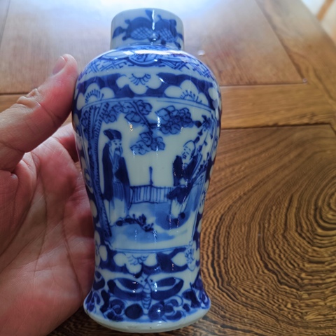 古玩陶瓷人物紋青花瓶真品鑒賞圖