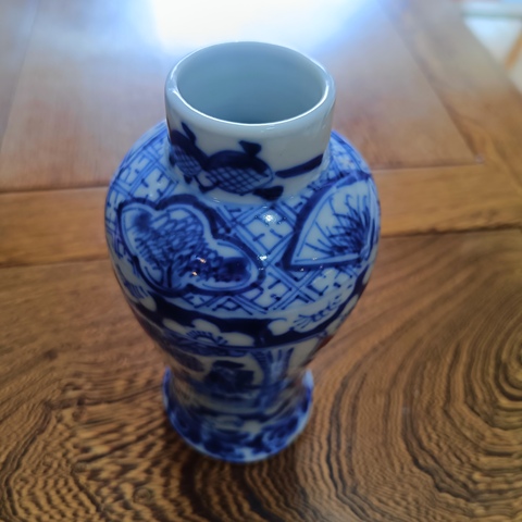 古玩陶瓷人物紋青花瓶真品鑒賞圖