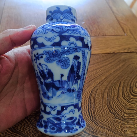 古玩陶瓷人物紋青花瓶真品鑒賞圖