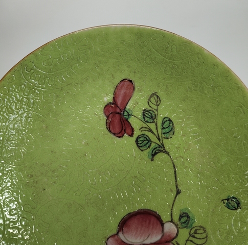 古玩陶瓷綠釉壓道粉彩花卉紋盤真品鑒賞圖